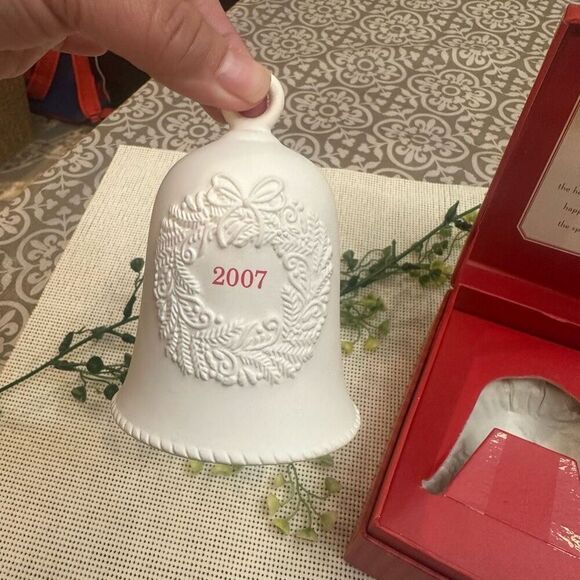 Hallmark Porcelain Dated Bell 2007 Collector’s Ornament Wreath Christmas NEW - Picture 5 of 9